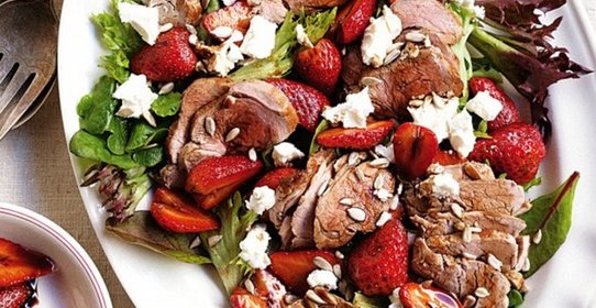 Свинина с клубникой и козьим сыром