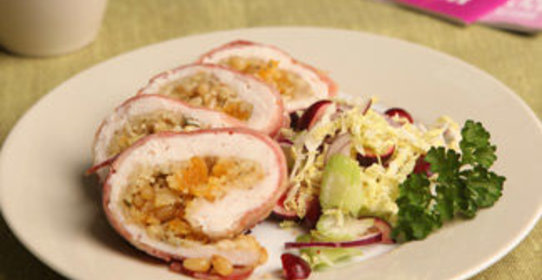 Запеченный в беконе рулет из куриного филе с кускусом