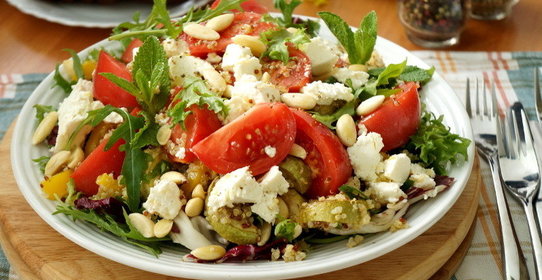 Большой летний салат с киноа и овощами