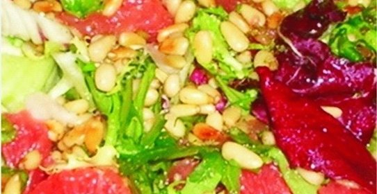 Салат с грейпфрутом и кедровыми орешками