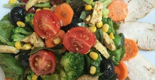 Яркий и легкий летний салат с индейкой и брокколи