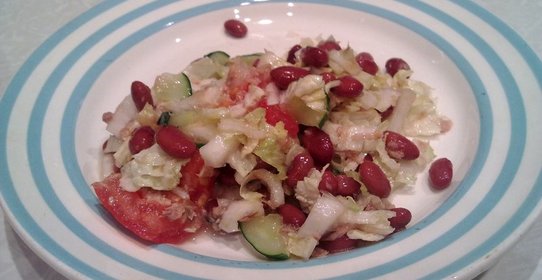 Салат из тунца с красной фасолью и овощами