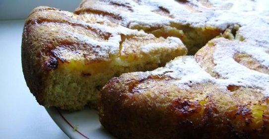 Шарлотка с вареньем в мультиварке