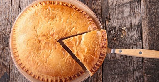 Мясной пирог из слоеного теста