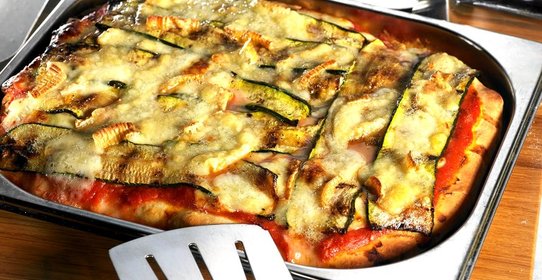 Пицца с сыром таледжо и цукини