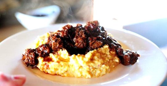 Пряная говядина с крупой и сыром