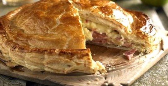 Слоеный пирог с яблоками и ветчиной