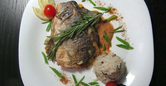 Жареный сибас с розмарином и диким рисом под соусом с базиликом