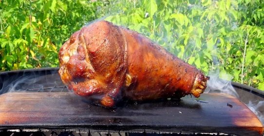 Голень индейки, запеченная на мангале, в медовой глазури