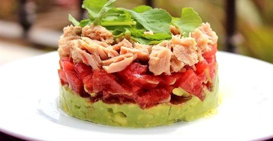 Тимбал из авокадо и тунца