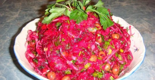 Классический винегрет: свекла квашенная капуста соленые огурцы