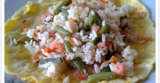 Рис с креветками и омлетом