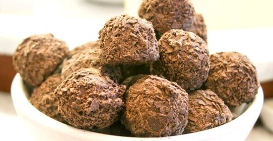 Трюфели из инжира, имбиря и шоколада в измельченном миндале