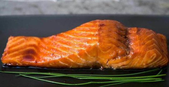 Лосось в медово-яблочной глазури