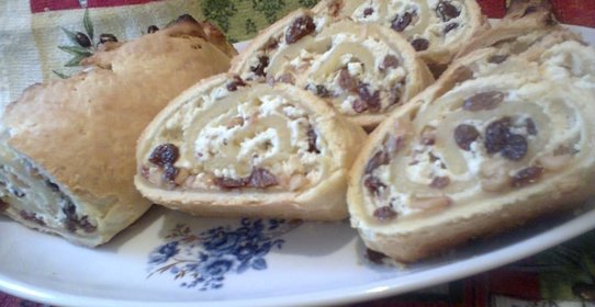 Песочный рулет с творогом, изюмом и орехами
