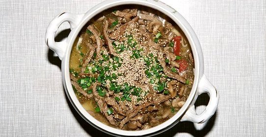 Говядина с грибами шиитаке, лапшой рамен и чили