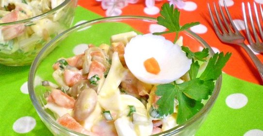 Салат с фасолью и солеными огурцами