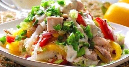 Разноцветный куриный салат с перцами и капустой