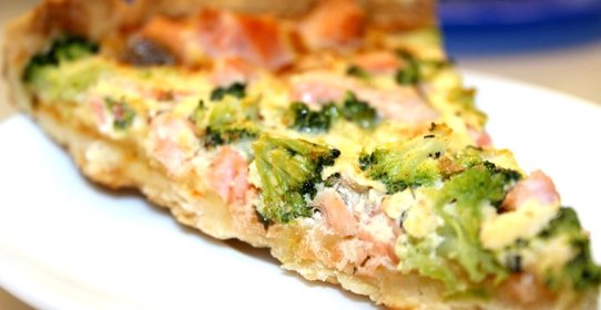 Пирог с лососем, брокколи и сыром