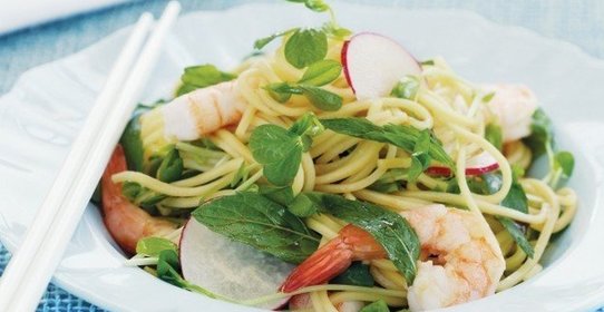 Салат из лапши и креветок по-азиатски
