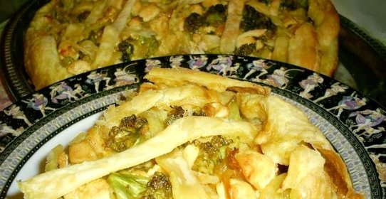 Слоеный пирог с курицей и брокколи