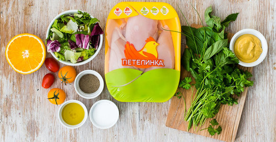 Салат из курицы, зелени и помидоров черри