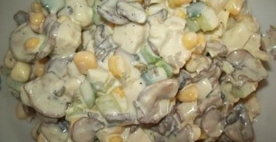 Салат Зодиак с курицей и грибами и огурцами