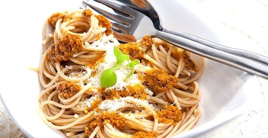 Спагетти с песто, анчоусами и вялеными томатами