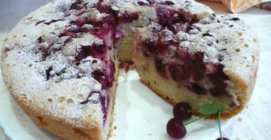 Пирог с вишней в мультиварке