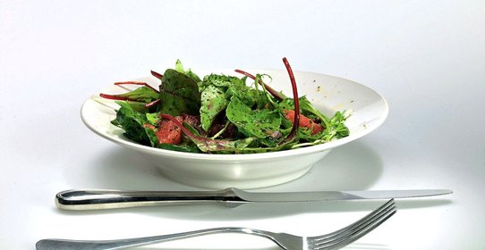 Смесь салатов с мятно-цитрусовой заправкой