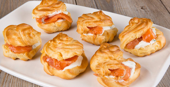 Профитроли с сыром и лососем