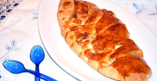 Кулебяка с яблоком и сахаром