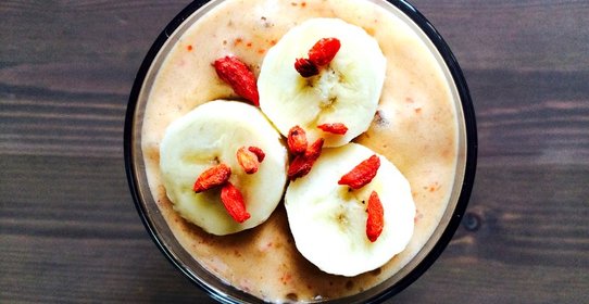 Смузи с ягодами годжи