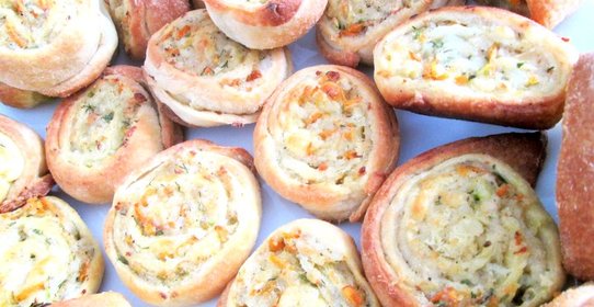 Куриные рулетики со слоеным тестом