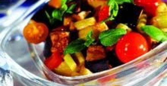 Итальянский горячий салат, приготовленный в воке