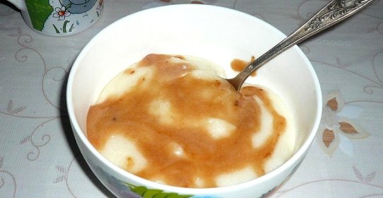 Манная каша с карамельным соусом
