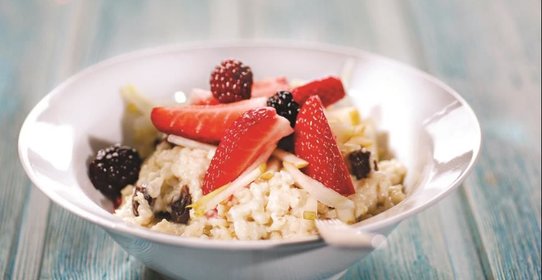 Овсяная каша с яблоком, изюмом и корицей