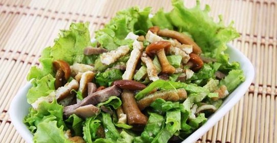 Салат с омлетом и грибами