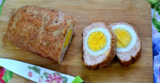 Мясной рулет из фарша с яйцом