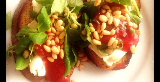 Ржаные тосты с козьим сыром, ягодным соусом и кедровыми орешками