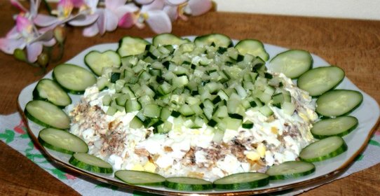 Рыбный салат с сайрой