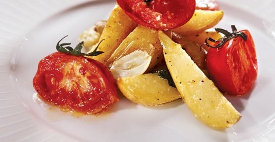 Салат из запеченных томатов и картофеля