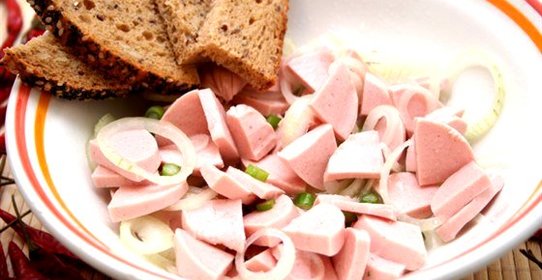 Колбаса с луком
