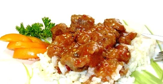 Тушеное мясо в помидорно-луковой подливке