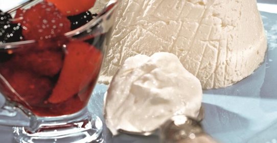 Творожный десерт с ягодами