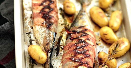 Жареная скумбрия в беконе