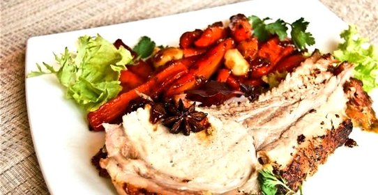 Свиная корейка на кости с морковью