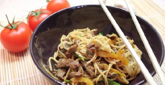 Говядина с лапшой в кисло-сладком соусе