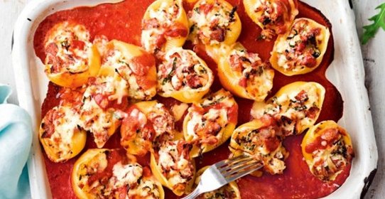 Конкильони с салями и базиликом