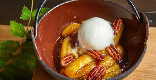 Жареные бананы в карамели с орехом пекан